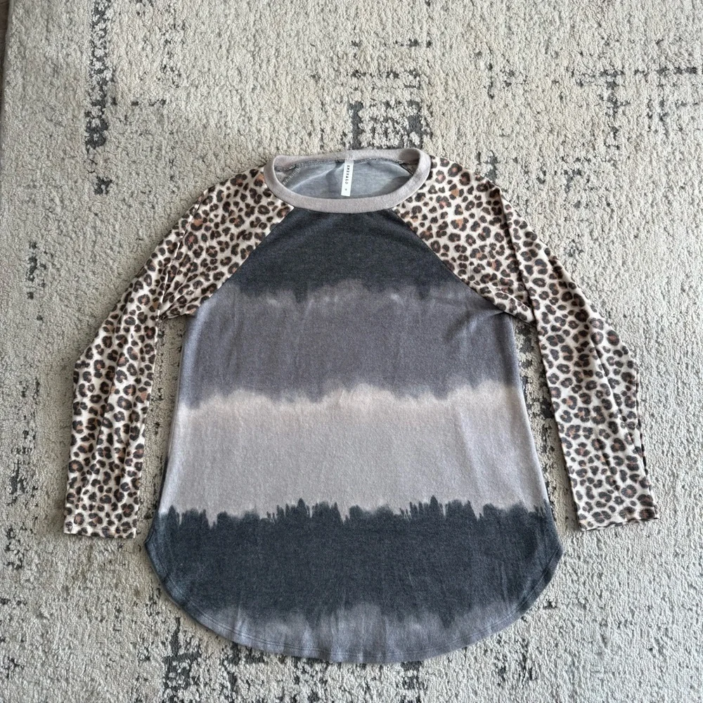 NWOT-Emerald Brand Leopard Sleeve Gray Ombre Raglan Top - Women Sz M - Picture 4 of 10